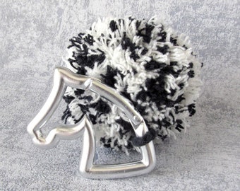 Pendentif pompon avec mousqueton tête de cheval