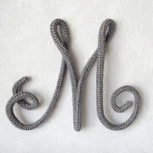 Initiale mit Schnörkeln, textile Wanddeko