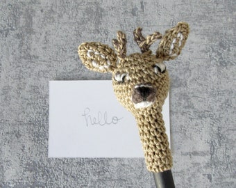 Crayon de cerf, mini crochet top avec stylo noir dans la conception arc-en-ciel et un topper roebuck fait à la main, pour les amoureux sauvages