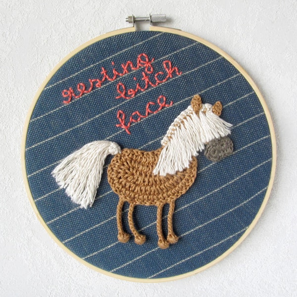 Wandbild Pferd mit Spruch "resting bitch face", Heimdekor mit Haflinger Pferd, lustiges Geschenk, Stickrahmen Kunst, Statement Art Stickerei