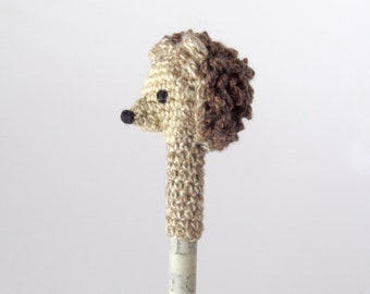 Hérisson avec crayon, jouet en crochet avec stylo à journal, parfait pour l’enseignement à domicile et le bureau à domicile, cadeau pour les amoureux des animaux