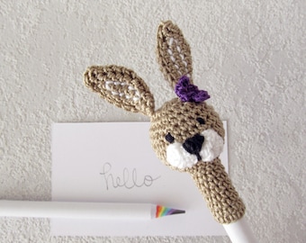 Crayon avec lapin, lapin crocheté avec stylo blanc en arc-en-ciel, accessoire fait à la main, lapin pour les amoureux des animaux
