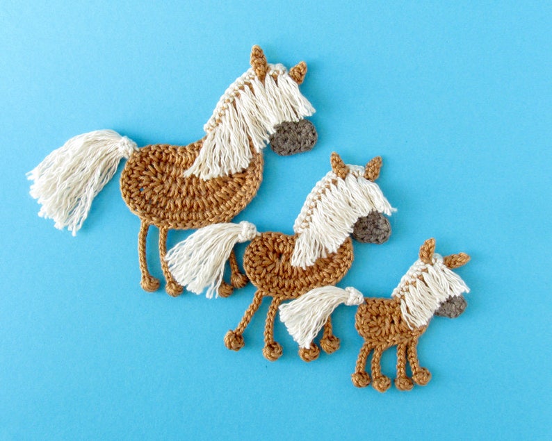 Écusson cheval motif crochet 3 tailles, tutoriel queue cheval Haflinger avec pompons, applique avec grille crochet et photos image 8
