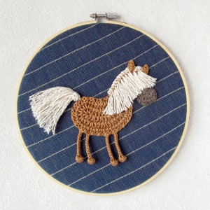 Écusson cheval motif crochet 3 tailles, tutoriel queue cheval Haflinger avec pompons, applique avec grille crochet et photos image 3