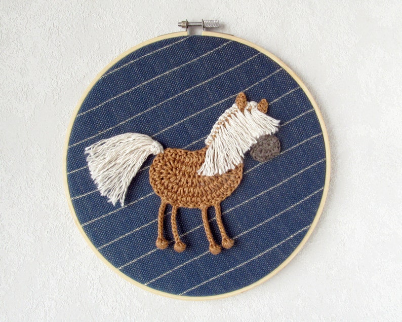 Écusson cheval motif crochet 3 tailles, tutoriel queue cheval Haflinger avec pompons, applique avec grille crochet et photos image 3