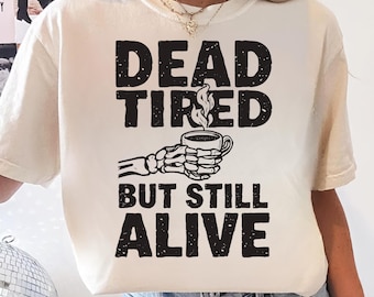 Stanco morto ma ancora vivo Design digitale / Clipart divertente di scheletro di caffè / PNG di sublimazione di Halloween per magliette e tazze