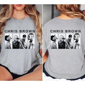 Pu&ograve; includere: Una maglietta grigio chiaro con la scritta "CHRIS BROWN" sopra una serie di quattro immagini in bianco e nero di Chris Brown. Le immagini sono in cornici rettangolari. Anche il retro della maglietta riporta la scritta "CHRIS BROWN".