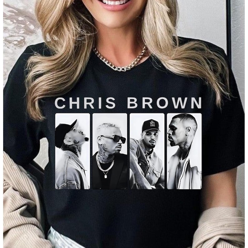 Pu&ograve; includere: T-shirt nero con la scritta "CHRIS BROWN" sopra quattro immagini in bianco e nero di Chris Brown. Le immagini sono in cornici rettangolari. La persona nell'immagine indossa una catena d'oro.