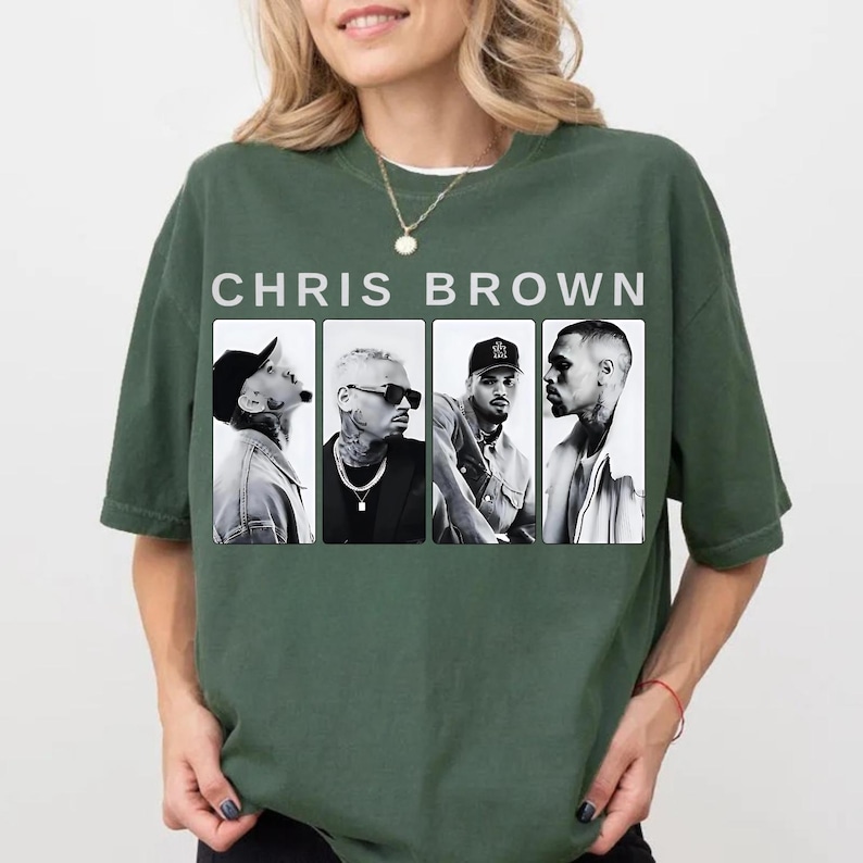 Pu&ograve; includere: T-shirt verde con la scritta "CHRIS BROWN" sopra quattro immagini in bianco e nero dell'artista. Le immagini mostrano Chris Brown in diverse pose. La maglietta &egrave; di colore verde unito.