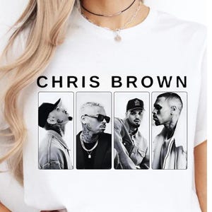 Pu&ograve; includere: T-shirt bianco con la scritta "CHRIS BROWN" sopra quattro immagini in bianco e nero dell'artista. Le immagini sono in cornici rettangolari.