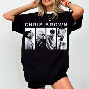 Pu&ograve; includere: T-shirt nera con la scritta "CHRIS BROWN" sopra una serie di quattro immagini in bianco e nero di Chris Brown. Le immagini sono in fila, ognuna mostra una posa diversa dell'artista.