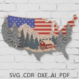Puede incluir: Arte de pared de madera con la forma de los Estados Unidos, con la bandera americana, montañas, árboles y una cabaña roja. El diseño incluye el texto "SVG CDR DXE AI PDF".