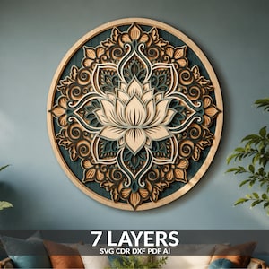 Pode incluir: Uma peça de arte de parede circular multicamadas com um design central de flor de lótus. A obra é composta por sete camadas distintas em tons de madeira clara, castanho escuro e azul-petróleo, criando um efeito dimensional detalhado.