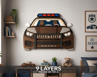 Può includere: Un'opera d'arte da parete in legno multistrato a forma di parte anteriore di un'auto della polizia, con tonalità di legno scuro e chiaro, un bull bar nero e una barra luminosa sul tetto con accenti rossi e blu. Composta da nove strati.