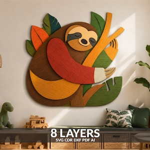 Puede incluir: Una pieza de arte mural de madera multicapa que representa a un perezoso colgado de una rama, con ocho capas distintas en tonos marrón, naranja, amarillo y verde. El texto 8 LAYERS SVG CDR DXF PDF AI está impreso en la parte inferior.