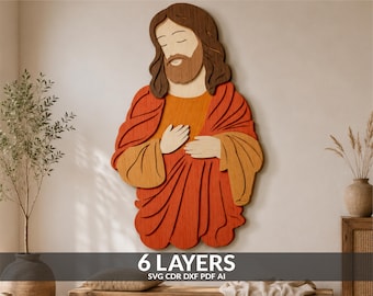 Puede incluir: Una pieza de arte mural de madera multicapa que representa una figura con cabello largo castaño y barba, vistiendo una túnica roja y naranja con las manos cruzadas sobre el pecho. El texto 6 LAYERS SVG CDR DXF PDF AI aparece en la parte inferior.