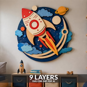 Könnte beinhalten: Ein kreisförmiges Wandbild aus Holz mit einem mehrschichtigen Raketendesign in Rot, Orange und Naturholztönen. Die Rakete ist vor einem dunkelblauen kreisförmigen Hintergrund mit blauen Wolken, Planeten und Sternen platziert. Text: 9 LAYERS.