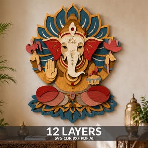 Könnte beinhalten: Ein mehrschichtiges Wandkunstwerk aus Holz, das die Gottheit Ganesha in sitzender Position darstellt. Das Design zeigt komplexe Ausschnitte in Blau-, Rot- und Naturholztönen, mit dem Text 12 LAYERS SVG CDR DXF PDF AI am unteren Rand.