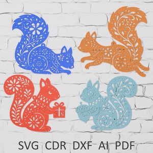 Puede incluir: Cuatro recortes decorativos de ardillas en azul, naranja y rojo, cada uno con intrincados patrones florales. Una ardilla sostiene un regalo, otra una bellota. La imagen incluye el texto "SVG CDR DXF AI PDF".