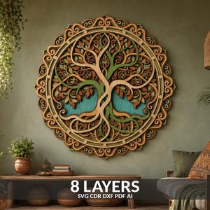 Op de afbeelding: Een cirkelvormig, meerlaags houten wandkunstwerk met een ingewikkeld levensboomontwerp met verstrengelde takken en wortels. Het kunstwerk bestaat uit 8 lagen en bevat natuurlijke houttinten, groene en blauwgroene accenten.