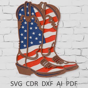 Peut inclure: Découpe en bois d'une paire de bottes de cowboy, avec le drapeau américain. Les bottes sont marron avec des rayures rouges et blanches et des champs bleus d'étoiles blanches. Le texte "SVG CDR DXF AI PDF" est en bas.