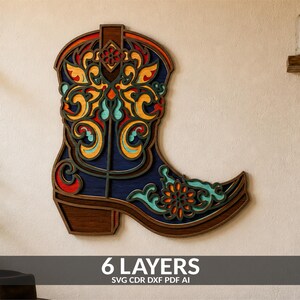 Puede incluir: Una pieza de arte mural de madera multicapa con forma de bota de vaquero. El diseño presenta seis capas distintas con recortes intrincados en marrón oscuro, azul marino, naranja, amarillo y turquesa. El texto 6 LAYERS SVG CDR DXF PDF AI es visible.