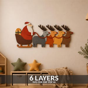 Può includere: Un'opera d'arte da parete in legno a più strati che raffigura Babbo Natale su una slitta marrone scuro con un regalo, trainata da quattro renne nei toni del grigio, arancione, giallo e marrone. Il testo 6 LAYERS SVG CDR DXF PDF AI è visibile in basso.