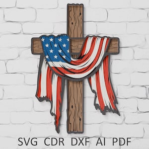 Puede incluir: Una cruz de madera con un diseño de la bandera estadounidense. La bandera presenta rayas rojas y blancas y un campo azul con estrellas blancas. La cruz tiene un aspecto de veta de madera texturizada. El texto "SVG CDR DXF AI PDF" está incluido.