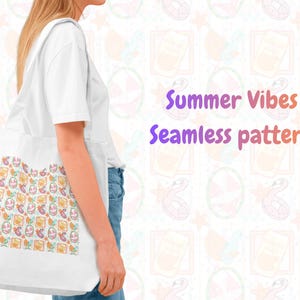 Puede incluir: Un bolso tote blanco con un patrón repetitivo sin costuras de iconos veraniegos que incluyen flamencos, estrellas de mar y bebidas tropicales. El bolso se muestra junto al texto Summer Vibes Seamless pattern en una fuente degradada.
