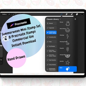 Op de afbeelding: Een digitaal tabletscherm met de Procreate-interface en een Summerween Mini-stempelset. Het menu toont acht handgetekende stempelpictogrammen, waaronder een geest, een flamingo-zwemband, een ijsje, een schijfje sinaasappel en een zeester in een lijst.