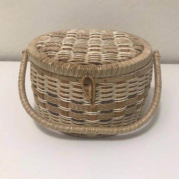 Caja de costura tejida vintage / Cesta redonda de imitación de mimbre / Organizador de manualidades de los años 70 y 80 / Estuche de almacenamiento de ratán sintético beige con asa