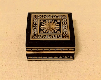 Vintage Inlaid Straw Trinket Box