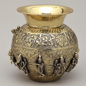 Puede incluir: Un letrero de madera rústica con el texto "Welcome to our home" en letras blancas. El letrero presenta un acabado envejecido y un diseño simple y acogedor, ideal para un porche o entrada.