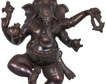 Op de afbeelding: Bronzen beeld van de hindoeïstische god Ganesha, afgebeeld in een dynamische danshouding. De sculptuur heeft ingewikkelde details, waaronder sierlijke sieraden en een gedetailleerde hoofdtooi. Een kleine rat staat aan de basis.