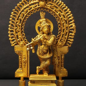 8" mässingsfigur Krishna som spelar flöjt på Kirtimukha-piedestal