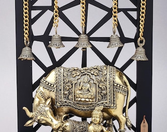 12" superfijne Makhanchor Krishna met koe en kalf | Messing standbeeld ingelijst in hout