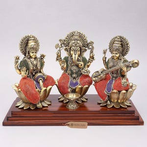Estatuas de Lakshmi, Ganesha y Saraswati de 14 pulgadas / Estatuas de latón de alta calidad con incrustaciones sobre base de madera.