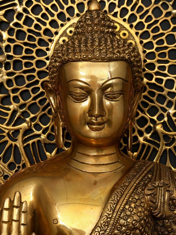 曼荼羅を背景に祝福のポーズ（アバヤ・ムドラ）をとる仏陀 | 真鍮像