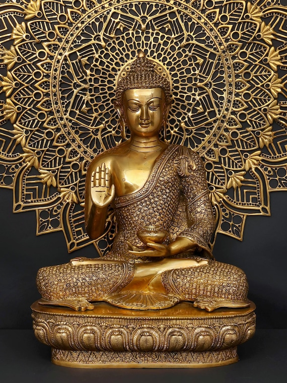 曼荼羅を背景に祝福のポーズ（アバヤ・ムドラ）をとる仏陀 | 真鍮像
