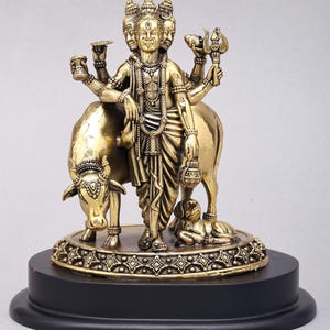 Könnte beinhalten: Rustikales Holzschild mit dem Text "Welcome to our home" in weißer Schrift. Das Schild hat eine Used-Optik und ein schlichtes, einladendes Design, perfekt für eine Veranda oder einen Eingangsbereich.