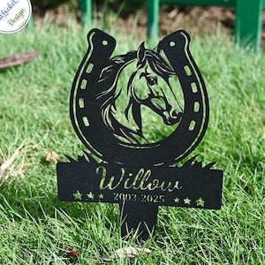 Personalisierte Pferdedenmal-Grabmarker, kundenspezifisches Hufeisen-Namensschild, Metallpferdestallschild, Bauernhausdekor im Freien, Haustierverlustgeschenk
