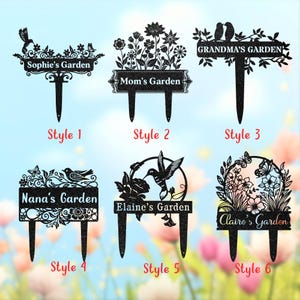 Puede incluir: Marcadores de jardín de metal negro con nombres como "Sophie's Garden", "Mom's Garden" y "Grandma's Garden". Cada marcador presenta diseños decorativos de pájaros, flores y mariposas, con una base de dos puntas para una fácil colocación.