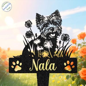 Könnte beinhalten: Schwarzer Metall-Gartenstecker mit einem ausgeschnittenen Design eines Hundes, der im Gras mit Löwenzahnpflanzen sitzt. Der Name "Nala" ist in goldener Schrift auf dem Stecker abgebildet, zusammen mit Pfotenabdrücken. Der Hintergrund zeigt orangefarbene Rosen und einen blauen Himmel.