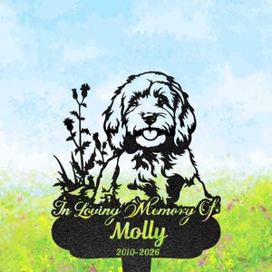 Peut inclure: Un piquet de jardin en métal noir avec un portrait de chien stylisé et le texte "In Loving Memory Of Molly 2010-2026". Le design comprend de l'herbe et des fleurs décoratives, sur fond aquarelle.