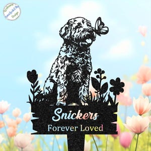 Può includere: Paletto da giardino in metallo nero con silhouette di cane e farfalla. Il paletto recita "Snickers Forever Loved". Il cane è circondato da ritagli floreali. Ideale per un memoriale o una decorazione da giardino.