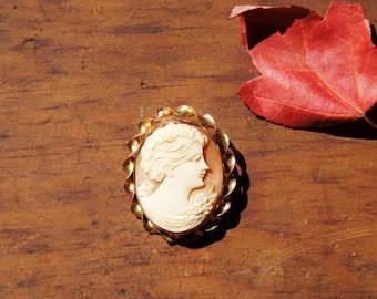 Broche de camafeo tallado en concha de oro de 10 quilates