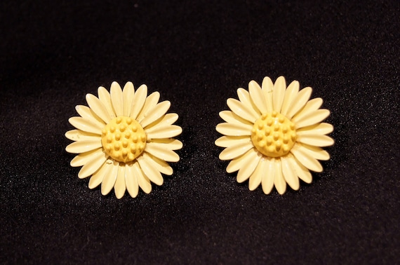 60's Yellow Daisy Flower Enameled Clip Earrings