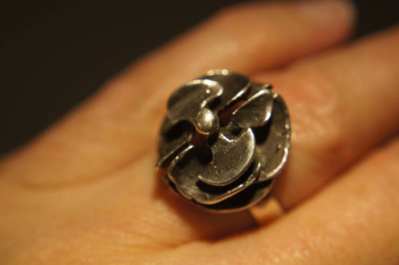 Modernist Silver Flower Ring - image 9