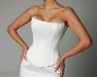 Satinminirock mit Spitzensaum, Spitzenrock, Satinrock mit Spitze, Milchweißer Minirock, Schwarzer Spitzenrock, Eleganter Satinrock, Kurzer Rock