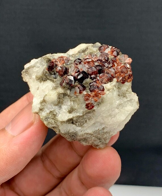 スカルドゥ産 長石上のガーネット スカルドゥ産 長石上の水晶と